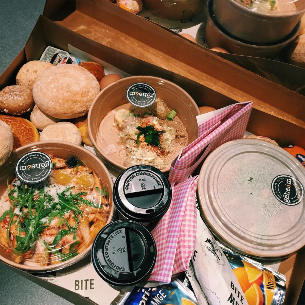 Kies uit onze take-away boxen. Ontbijt, kidsonbijt of brunchbox.Met feestdagen hebben wij speciaal samengestelde boxen.